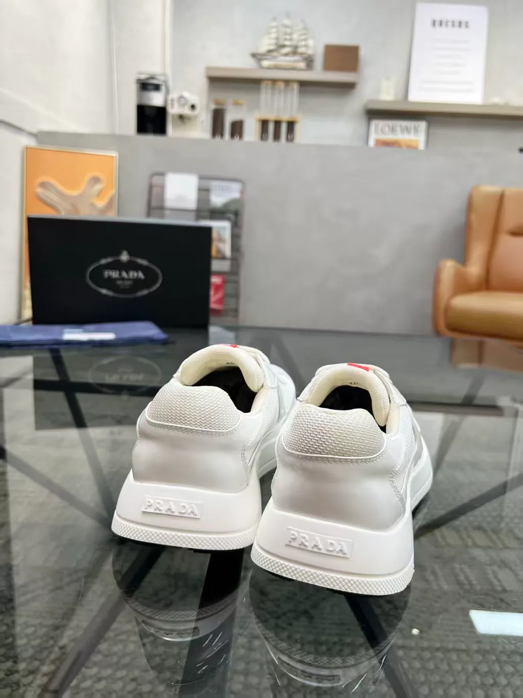 P420 38-45 Prada Prada’s new men’s leather sneakers, the highest version on the market, any comparison is welcome🆚! The original leather has excellent texture and is super high-end! Fetal sheep net lining imported from Italy, removable pad! Luxurious materials and fine workmanship, highly recommended!